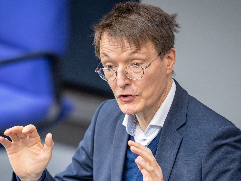 Viele Todesfälle durch Corona: Karl Lauterbach (SPD), Bundesminister für Gesundheit. Das Foto zeigt ihn im April 2022 im Bundestag.