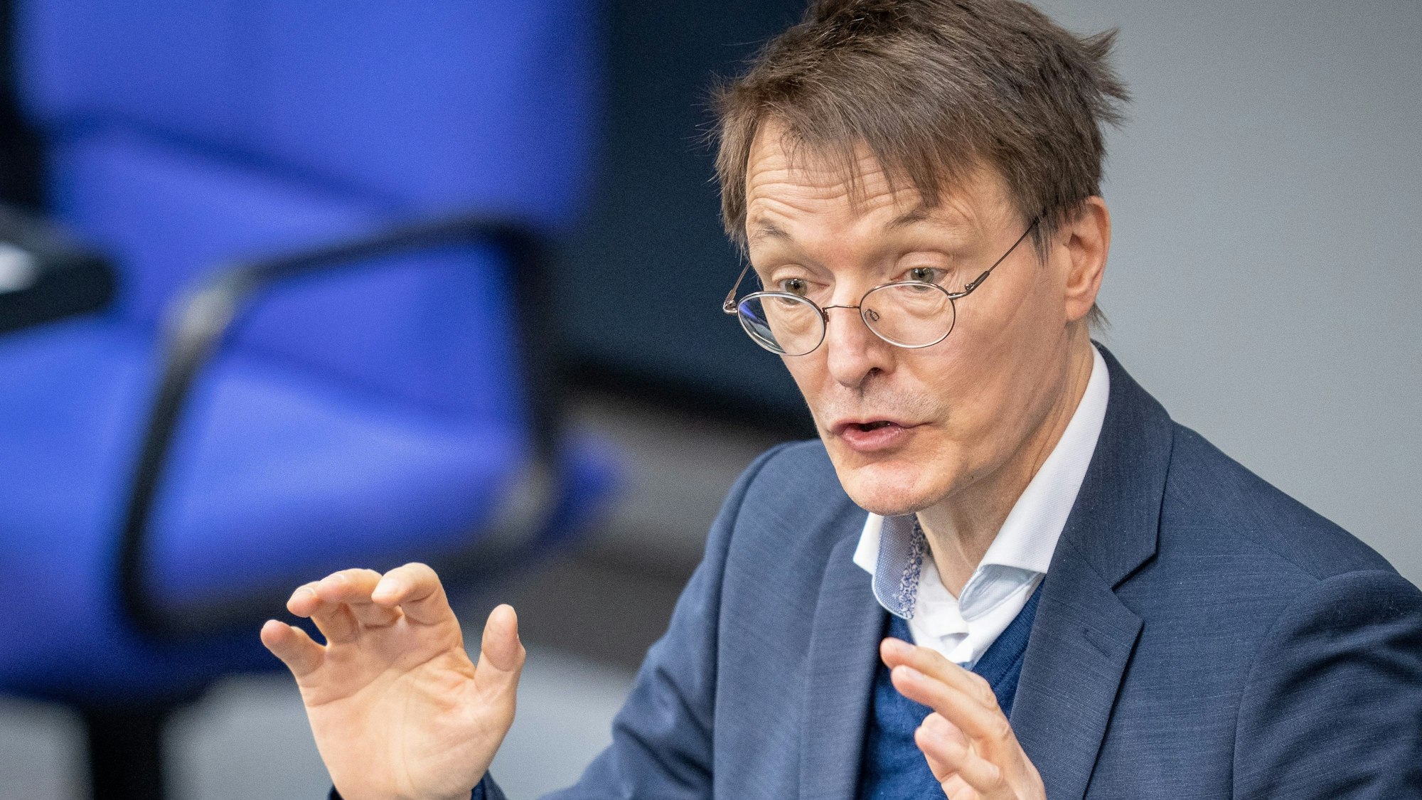 Viele Todesfälle durch Corona: Karl Lauterbach (SPD), Bundesminister für Gesundheit. Das Foto zeigt ihn im April 2022 im Bundestag.
