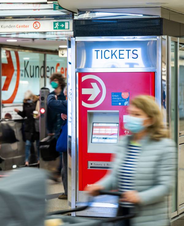 Die KVB steckt mitten in den Planungen zum Neun-Euro-Ticket. Das Symbolfoto zeigt einen Ticketschalter in Köln-