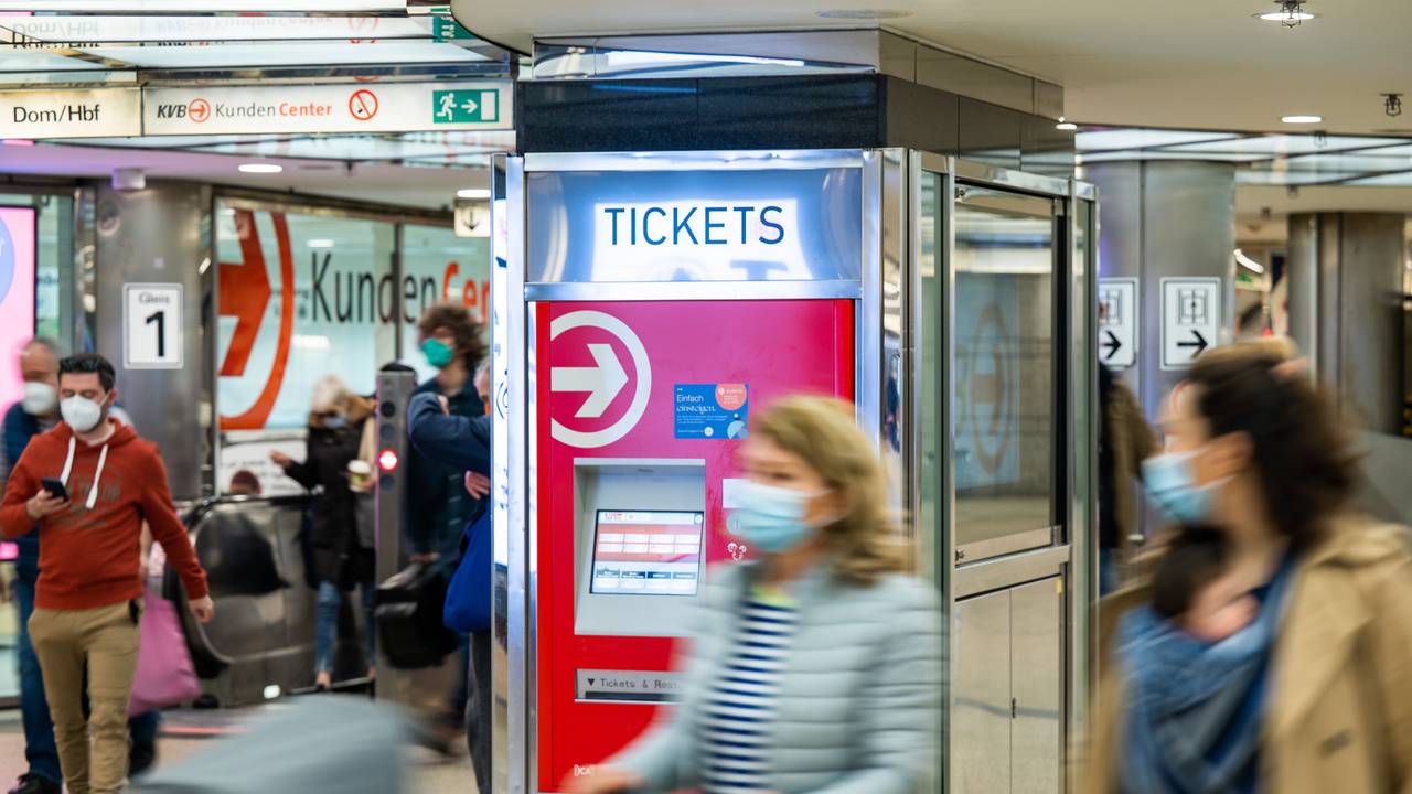 Die KVB steckt mitten in den Planungen zum Neun-Euro-Ticket. Das Symbolfoto zeigt einen Ticketschalter in Köln-
