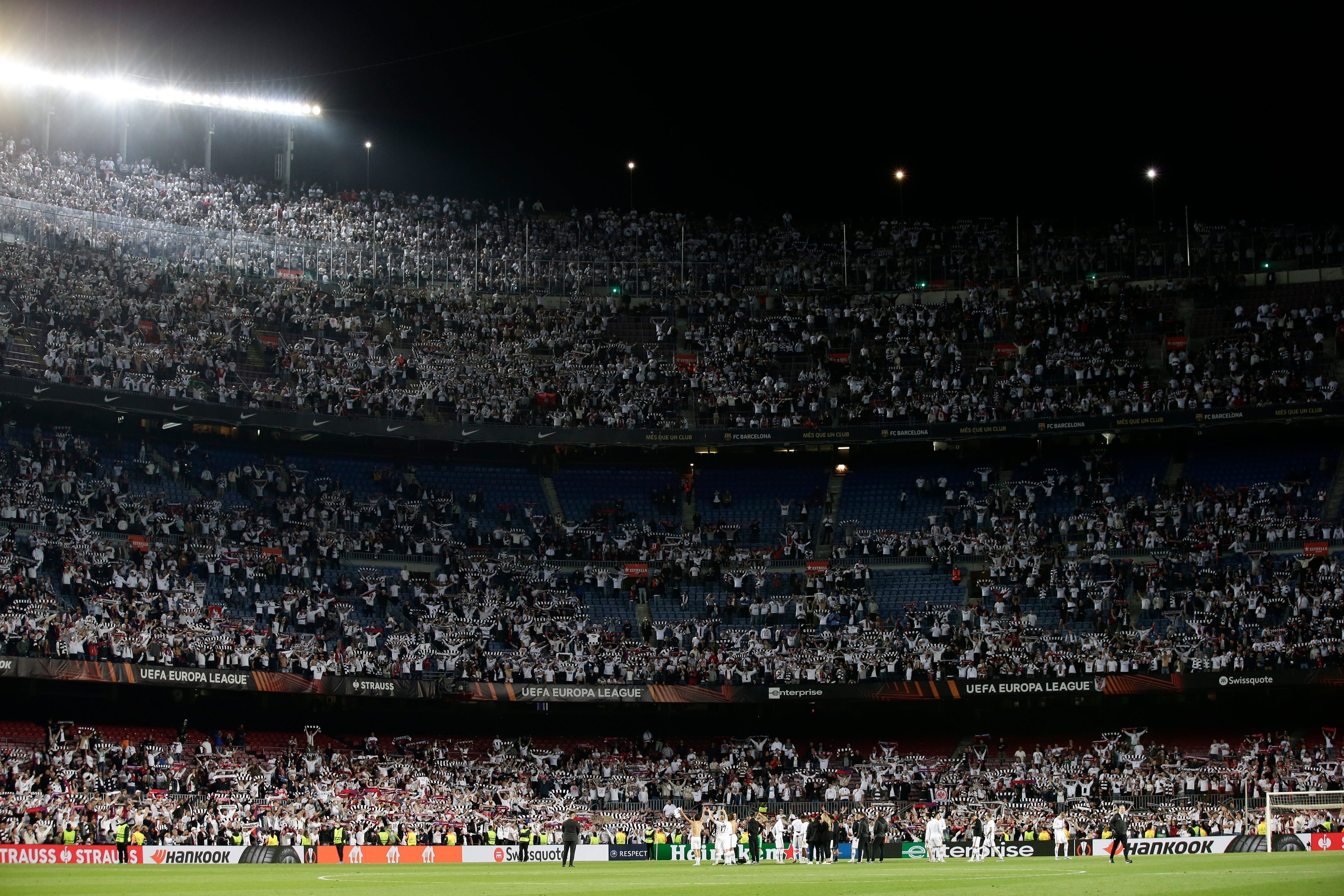 Die Fans von Eintracht Frankfurt sind zu Scharen im Camp Nou des FC Barcelona vertreten