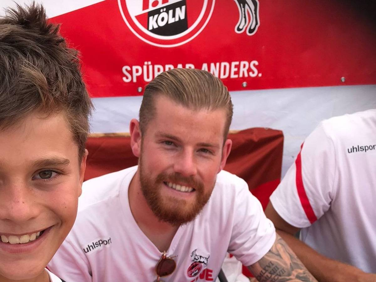 FC-Fan Mattes bei einer Autogrammstunde mit Torwart Timo Horn. Am 14. April 2022 verlor Mattes den Kampf gegen seine Leukämie-Erkrankung.