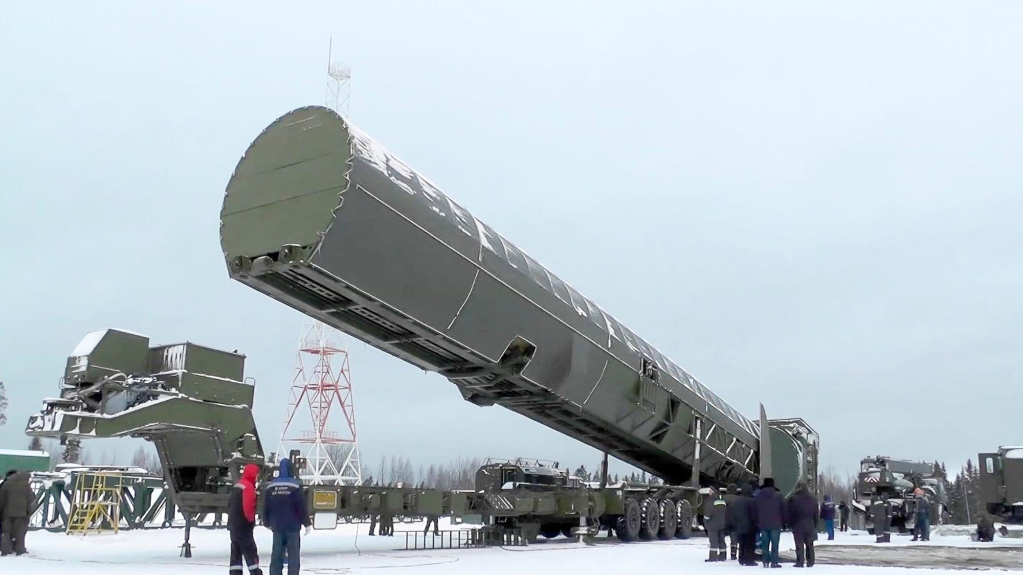 Dieses vom russischen Fernsehsender RU-RTR via AP zur Verfügung gestellte Standbild zeigt eine neue Sarmat-Interkontinentalrakete.