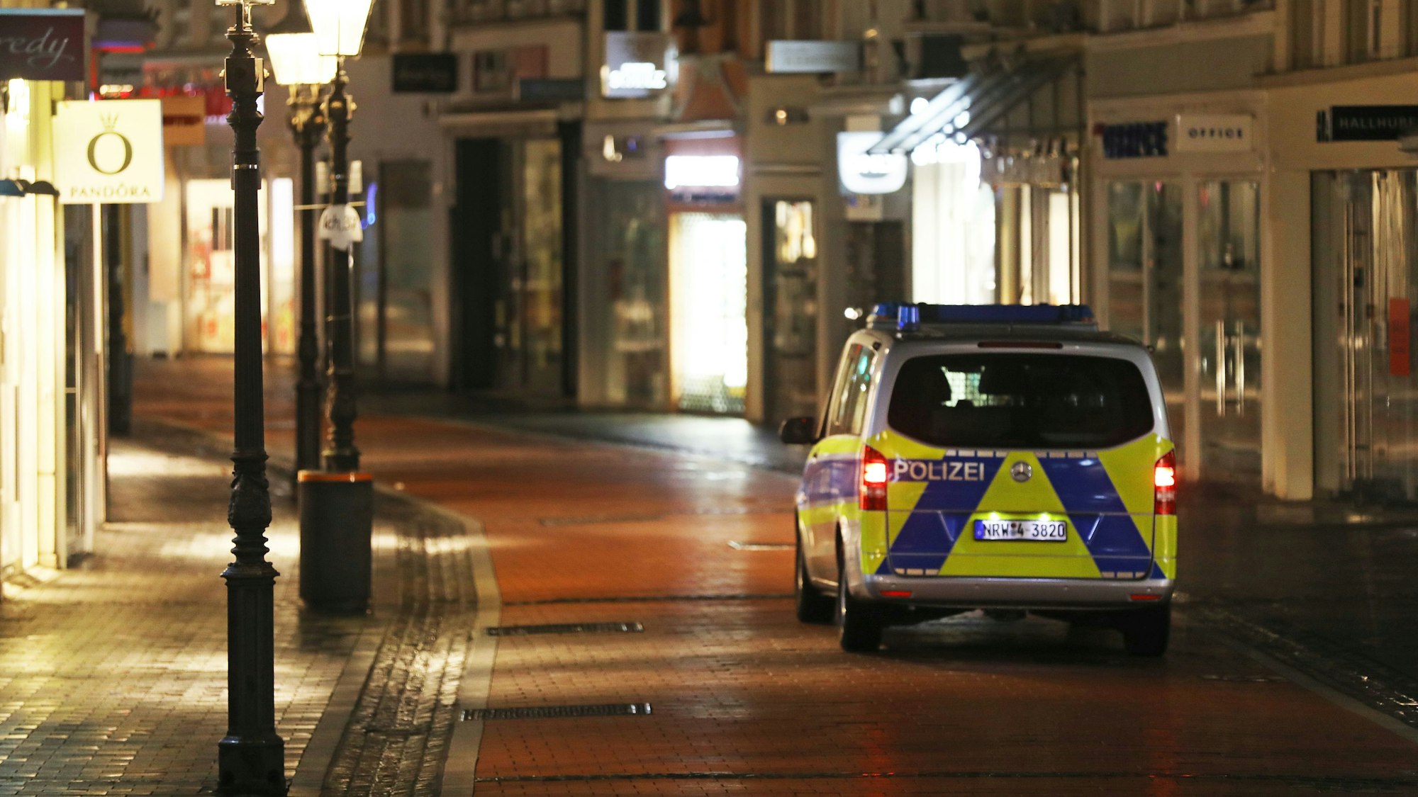 Eine Polizeistreife fährt durch die Bonner Innenstadt.