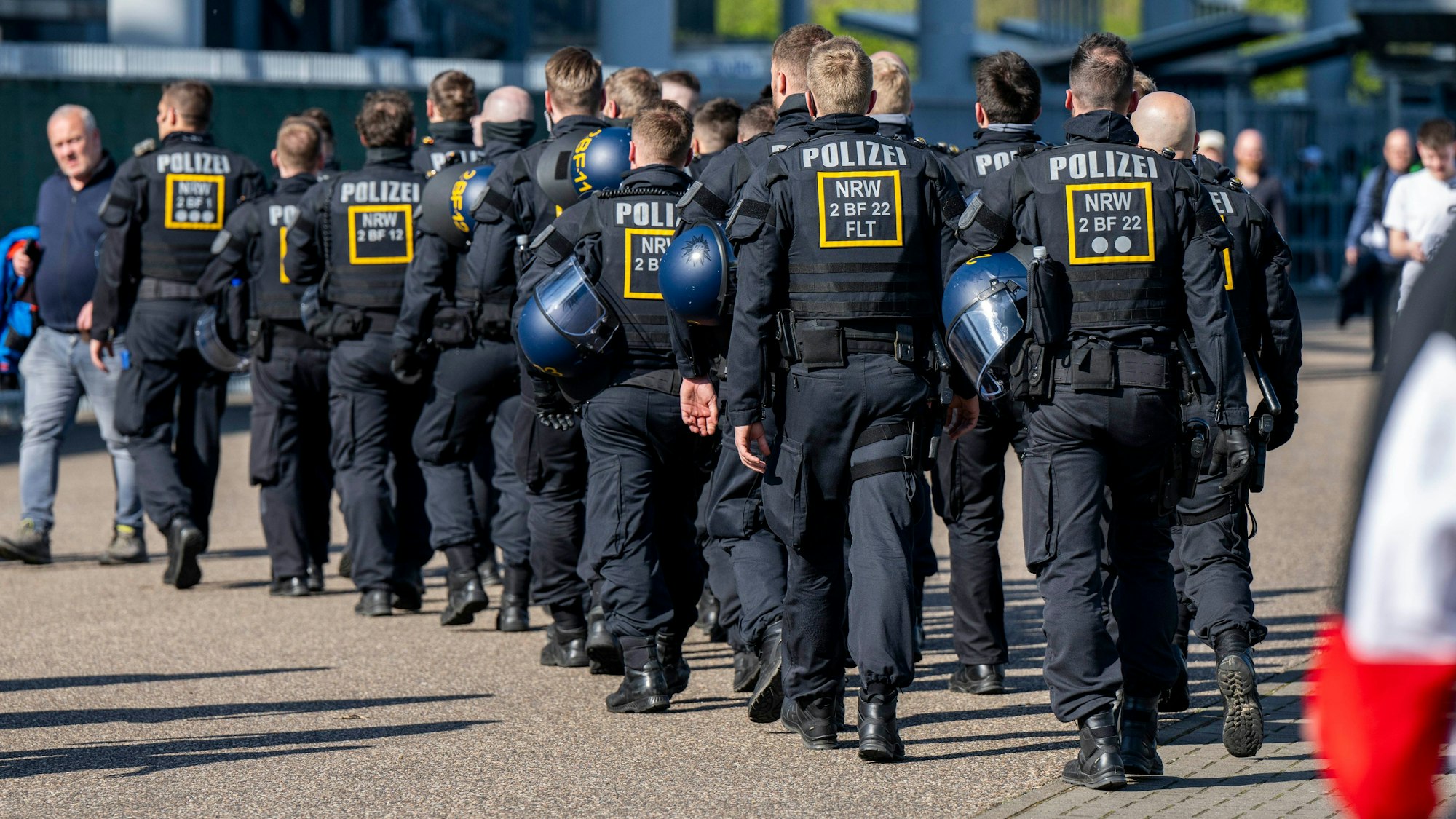 Polizisten laufen vor dem Derby Borussia Mönchengladbach gegen den 1. FC Köln am Stadion entlang