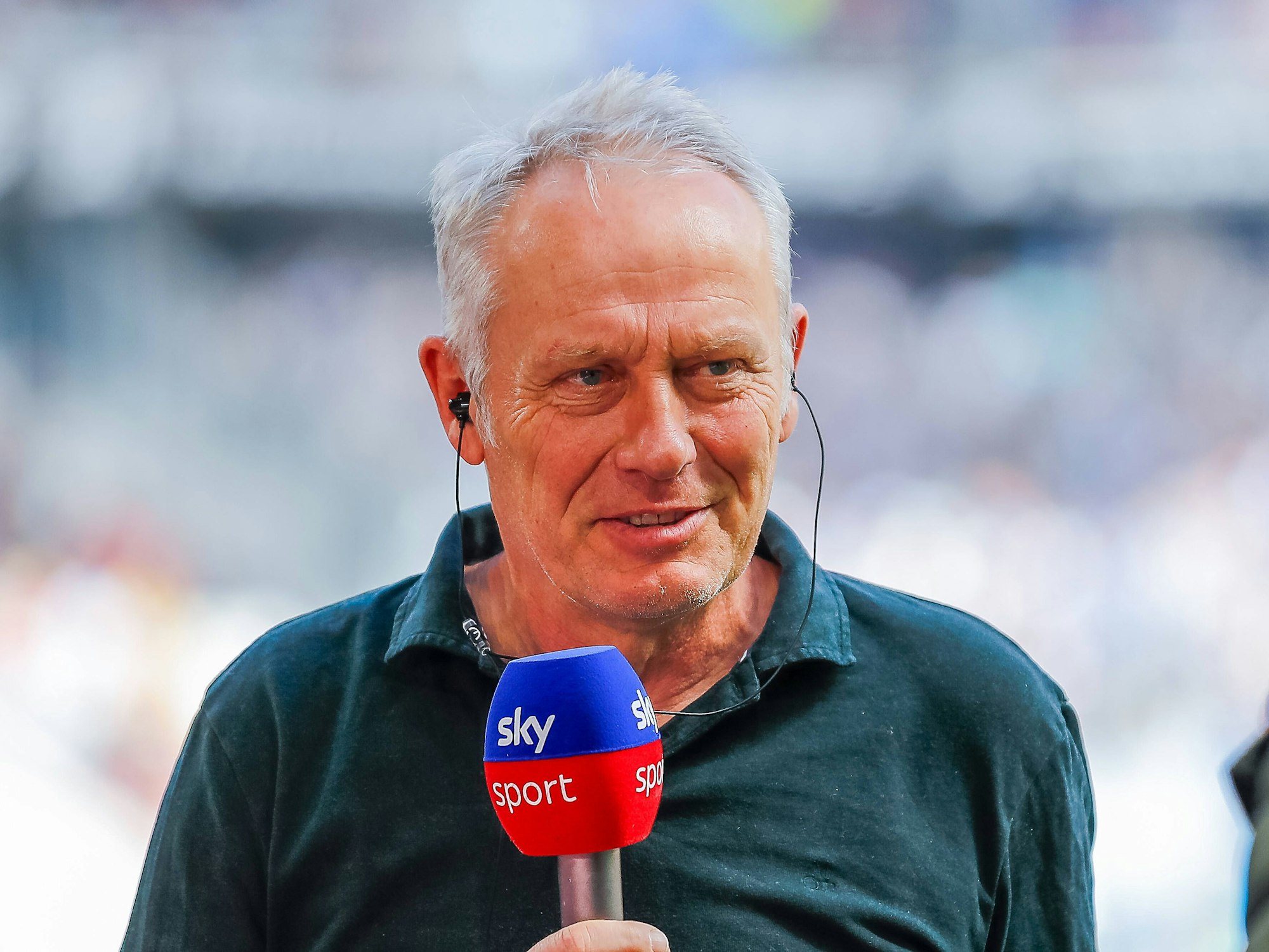 Christian Streich stellt sich den Fragen von Sky in einem Interview vor dem Spiel.