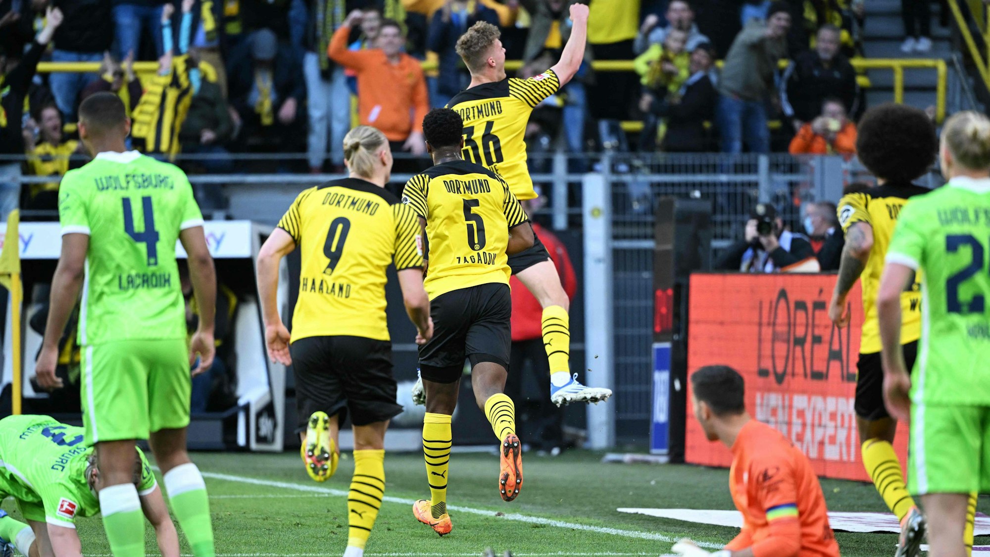 Tom Rothe jubelt über seinen Treffer beim Sturmlauf von Borussia Dortmund gegen den VfL Wolfsburg