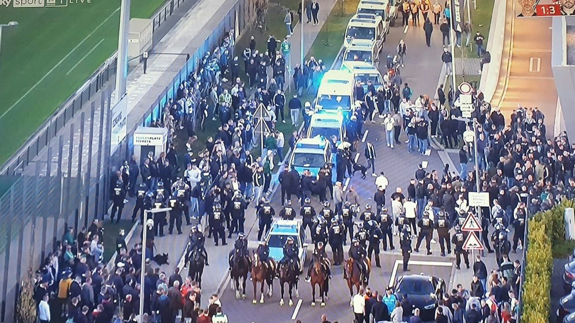 Gladbacher Fans versammeln sich nach Spielende am Samstagabend (16. April 2022) im Bereich westlich des Borussia-Parks