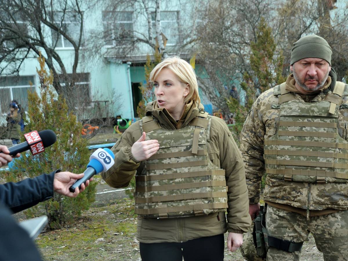 Iryna Wereschtschuk, Ministerin für die Wiedereingliederung der besetzten Gebiete der Ukraine, spricht zur Presse auf dem Gelände des Kindergartens, der am 17. Februar angeblich von russischen Truppen beschossen wurde.