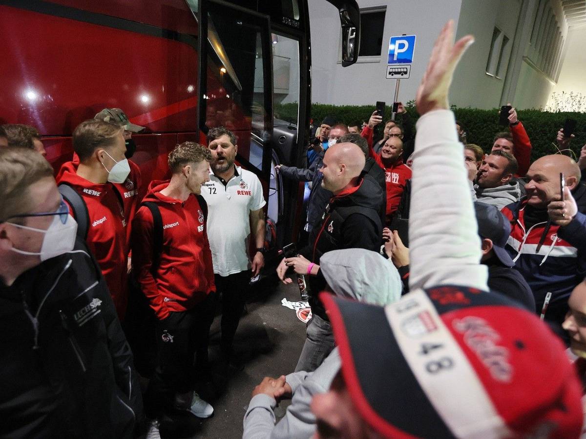 FC-Fans empfangen Kölner Derby-Helden am Geißbockheim.