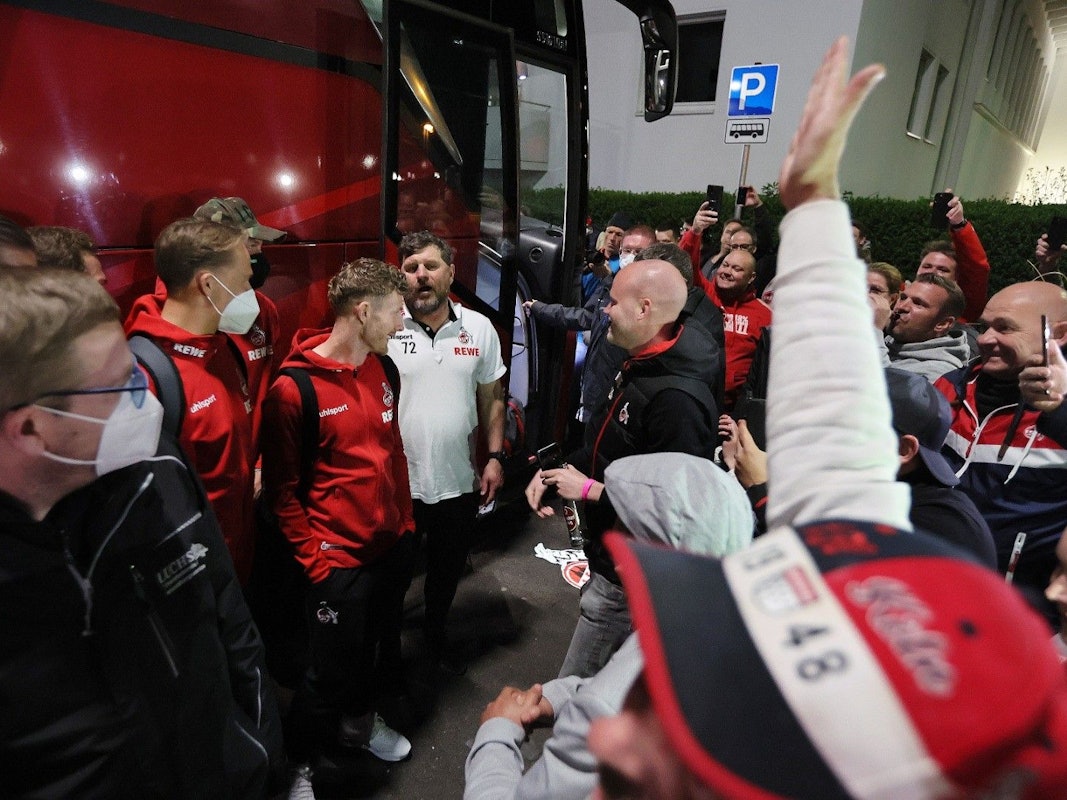 FC-Fans empfangen Kölner Derby-Helden am Geißbockheim.