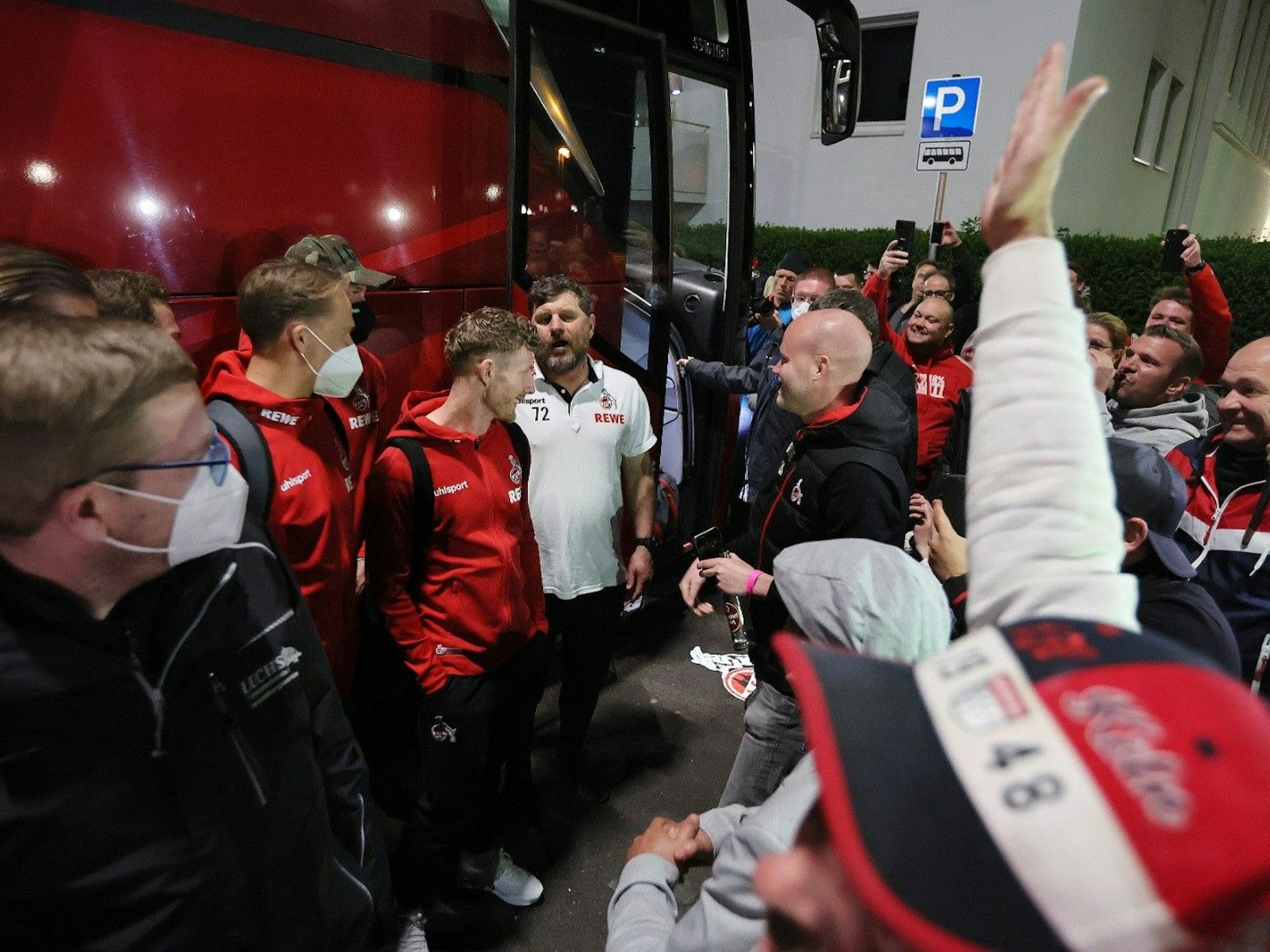 FC-Fans empfangen Kölner Derby-Helden am Geißbockheim.