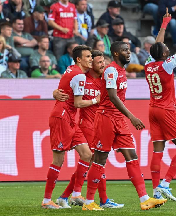 Dejan Ljubicic, Salih Özcan, Anthony Modeste und Kingsley Ehizibue feiern das 3:0 für den 1. FC Köln.