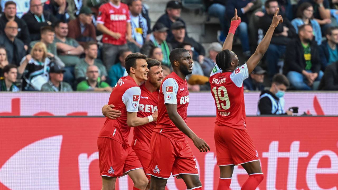 Dejan Ljubicic, Salih Özcan, Anthony Modeste und Kingsley Ehizibue feiern das 3:0 für den 1. FC Köln.