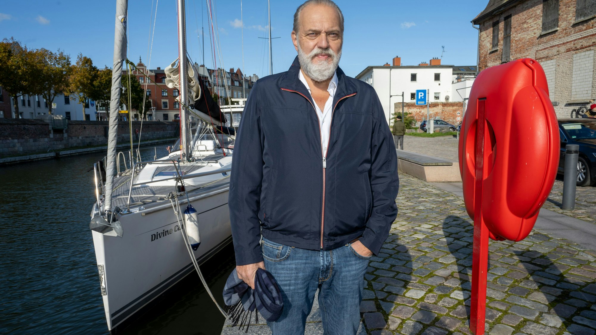 Der Schauspieler Jan-Gregor Kremp als Kommissar Richard Voss steht am Rande von Dreharbeiten zum 90-minütigen Special der ZDF-Krimiserie „Der Alte“ am Set. Unter dem Arbeitstitel „Der Alte – Tod am Kliff“ werde noch bis voraussichtlich 22. Oktober auf der Insel Rügen und in Stralsund gedreht. Ein Sendetermin stehe noch nicht fest.