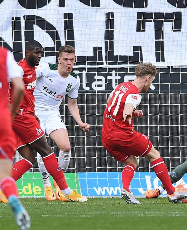 Florian Kainz schiebt den Ball zum 2:0 gegen Borussia Mönchengladbach ein.