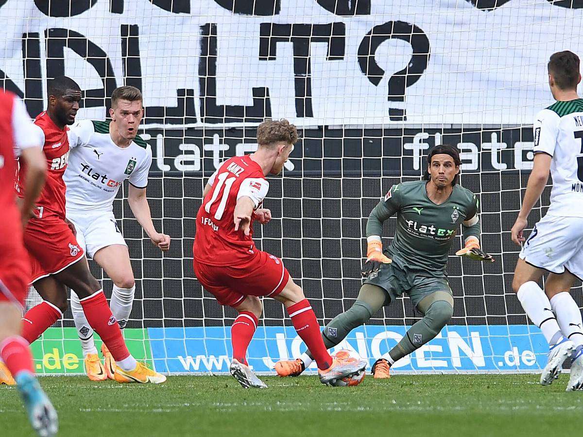 Florian Kainz schiebt den Ball zum 2:0 gegen Borussia Mönchengladbach ein.