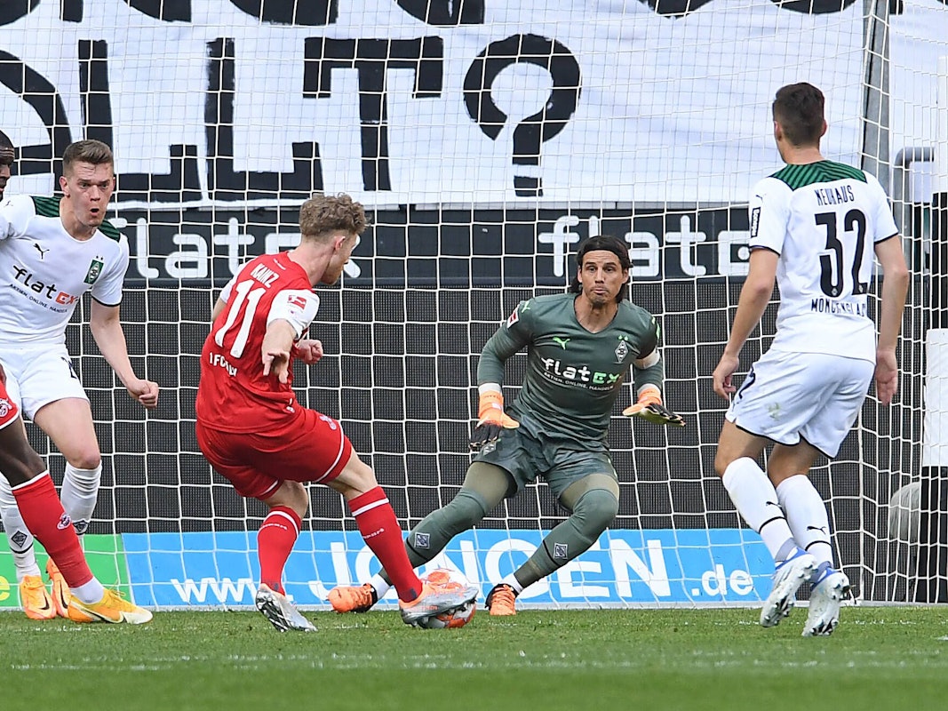 Florian Kainz schiebt den Ball zum 2:0 gegen Borussia Mönchengladbach ein.