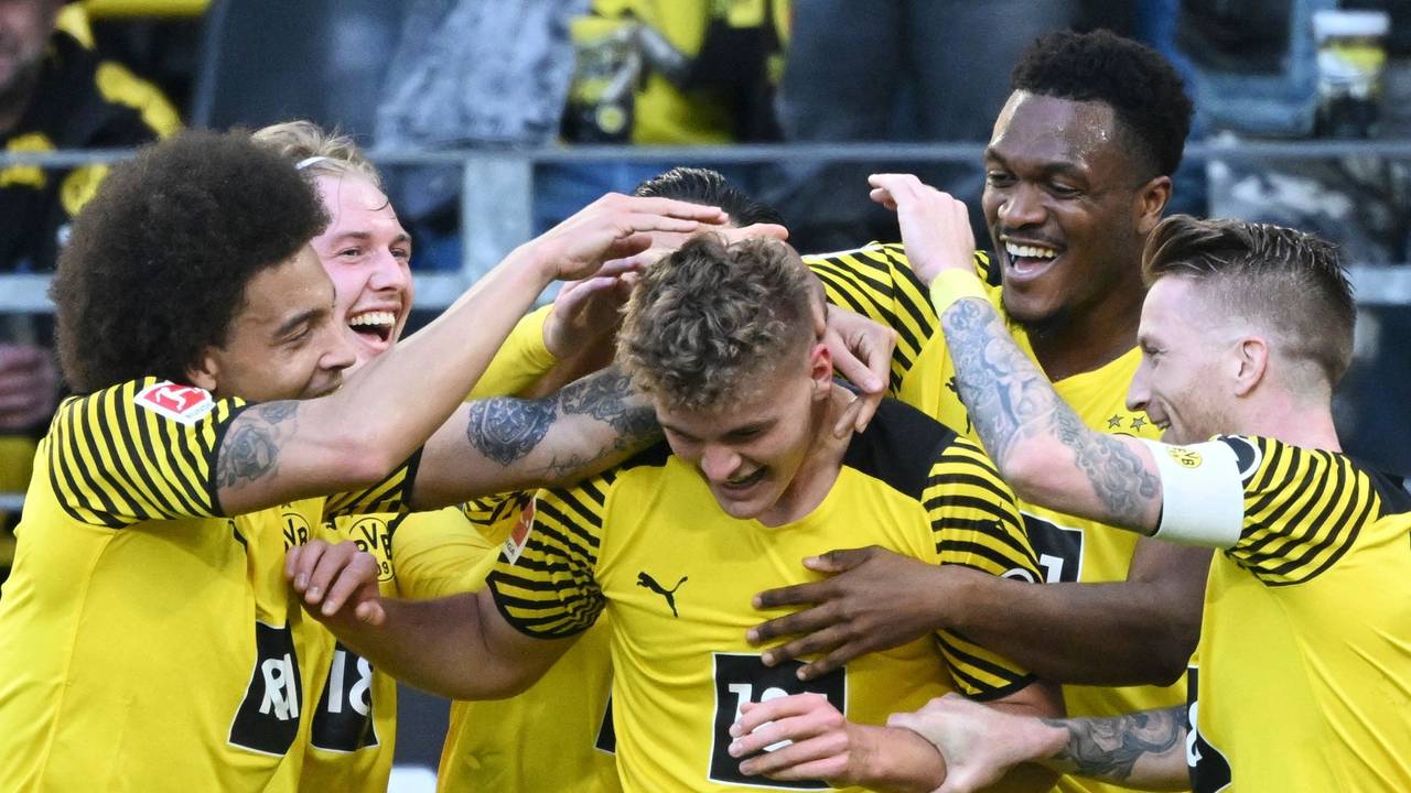Tom Rothe wird von seinen BVB-Kollegen nach seinem Tor für Borussia Dortmund gegen den VfL Wolfsburg beglückwünscht.