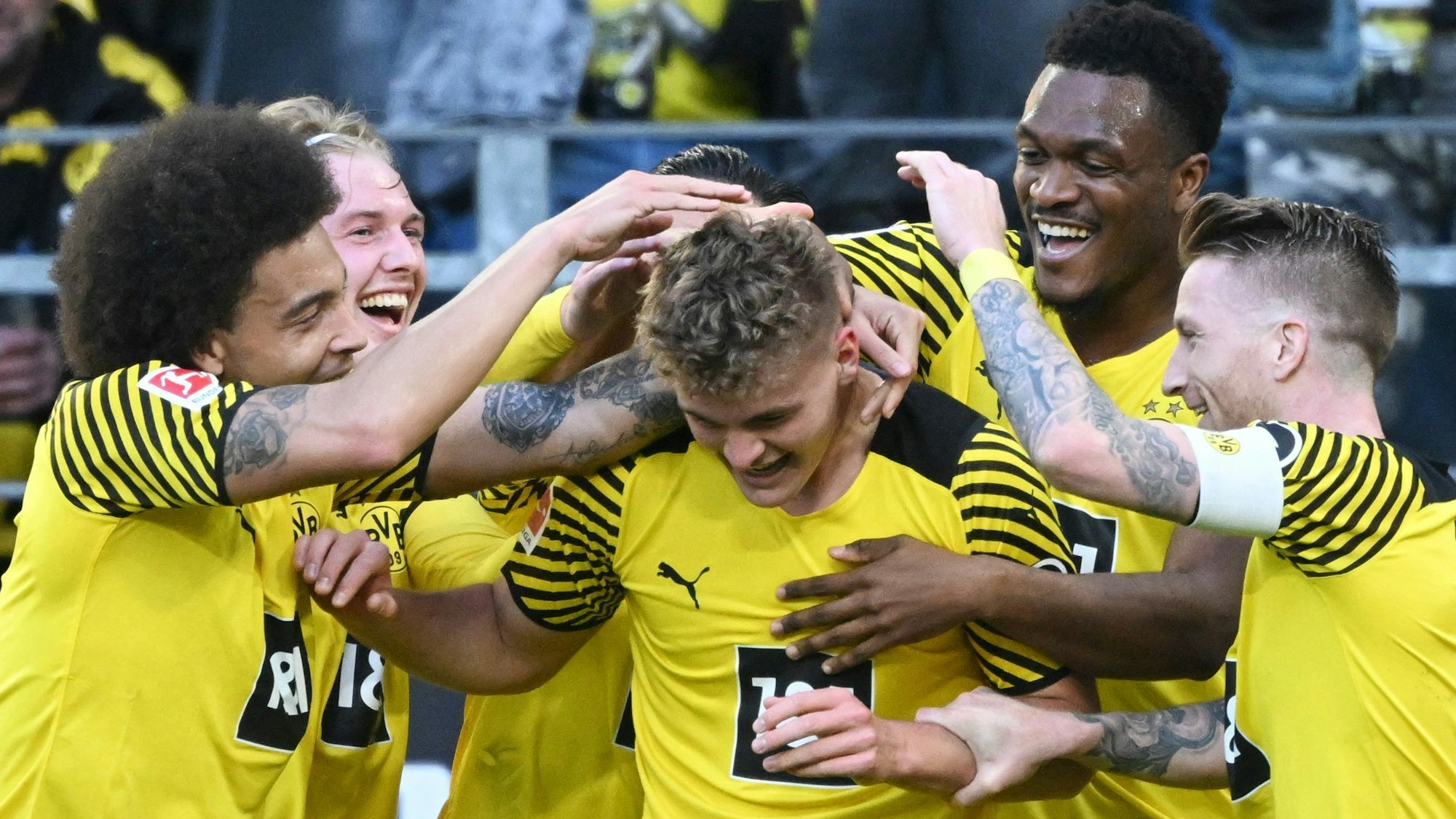 Tom Rothe wird von seinen BVB-Kollegen nach seinem Tor für Borussia Dortmund gegen den VfL Wolfsburg beglückwünscht.