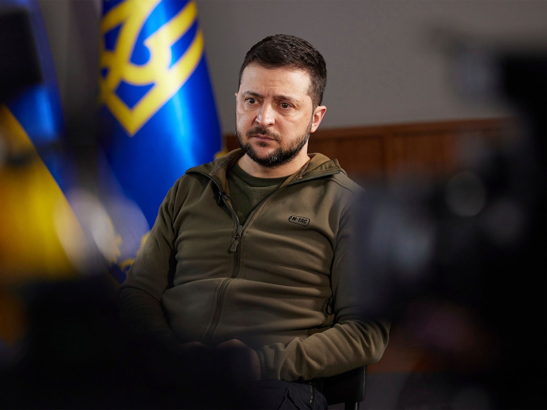 Dieses vom Pressebüro des ukrainischen Präsidenten zur Verfügung gestellte Videostandbild zeigt Wolodymyr Selenskyj, Präsident der Ukraine, während eines Interviews mit der Rundfunkanstalt BBC.