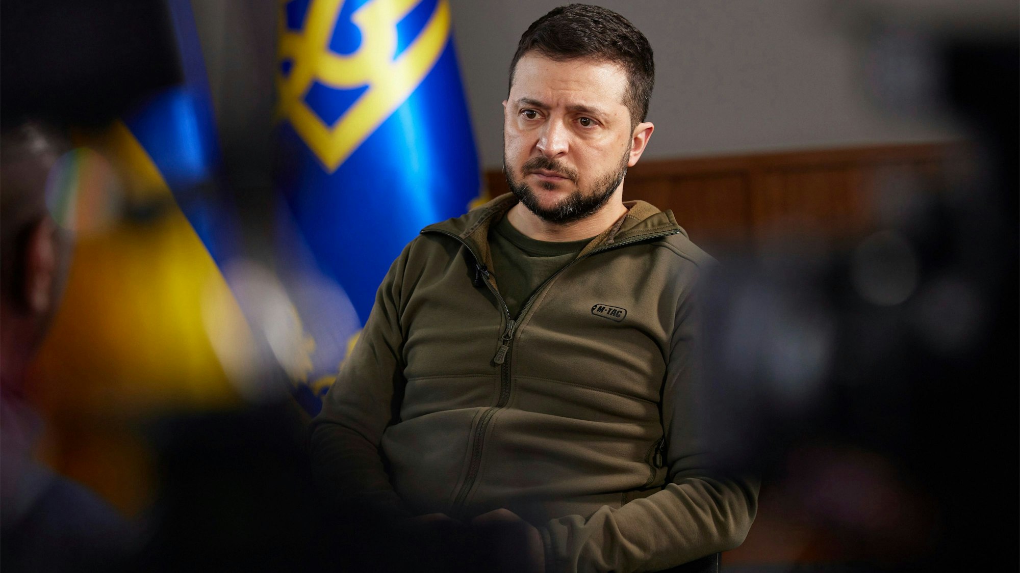 Dieses vom Pressebüro des ukrainischen Präsidenten zur Verfügung gestellte Videostandbild zeigt Wolodymyr Selenskyj, Präsident der Ukraine, während eines Interviews mit der Rundfunkanstalt BBC.