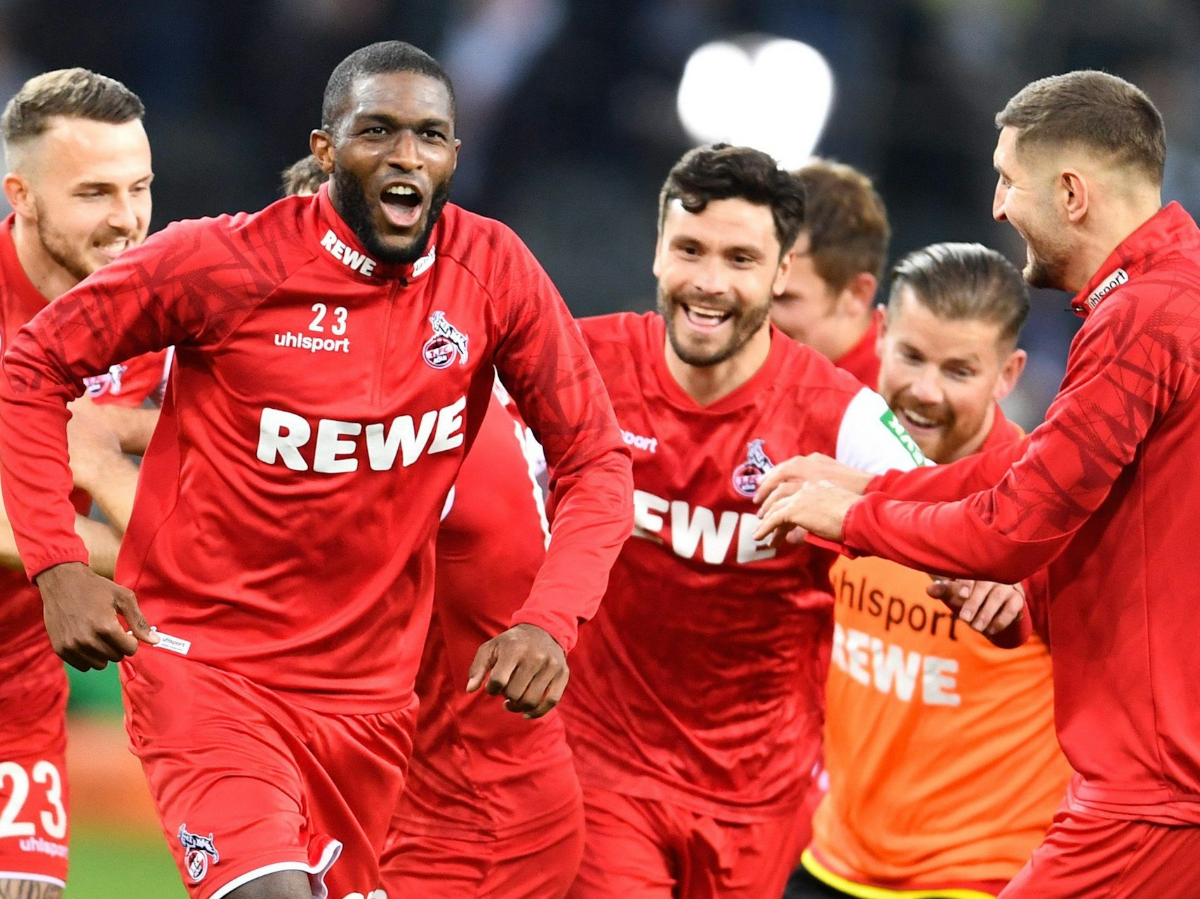 Der 1. FC Köln feiert den Derby-Sieg bei Borussia Mönchengladbach.