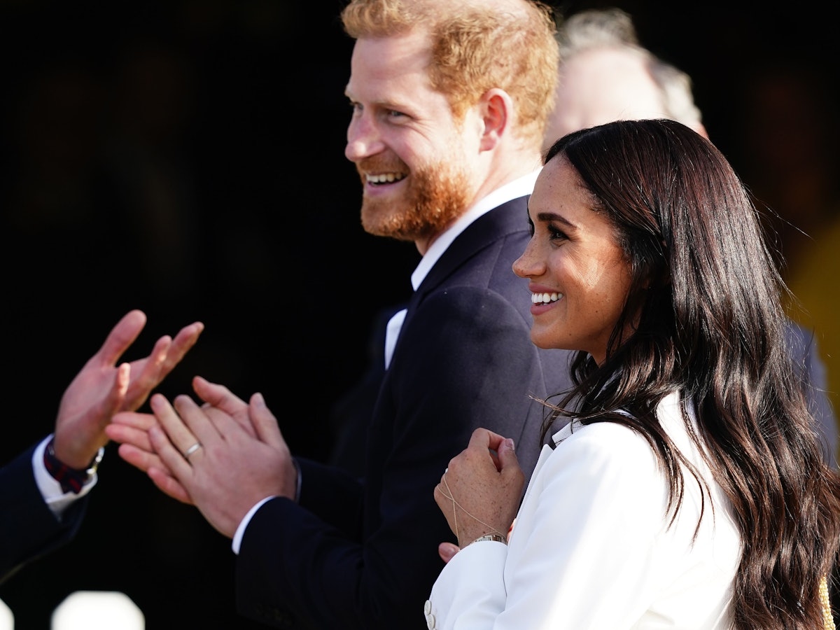 Prinz Harry und Herzogin Meghan lachen.