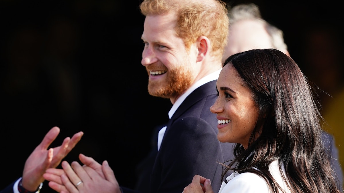Prinz Harry und Herzogin Meghan lachen.