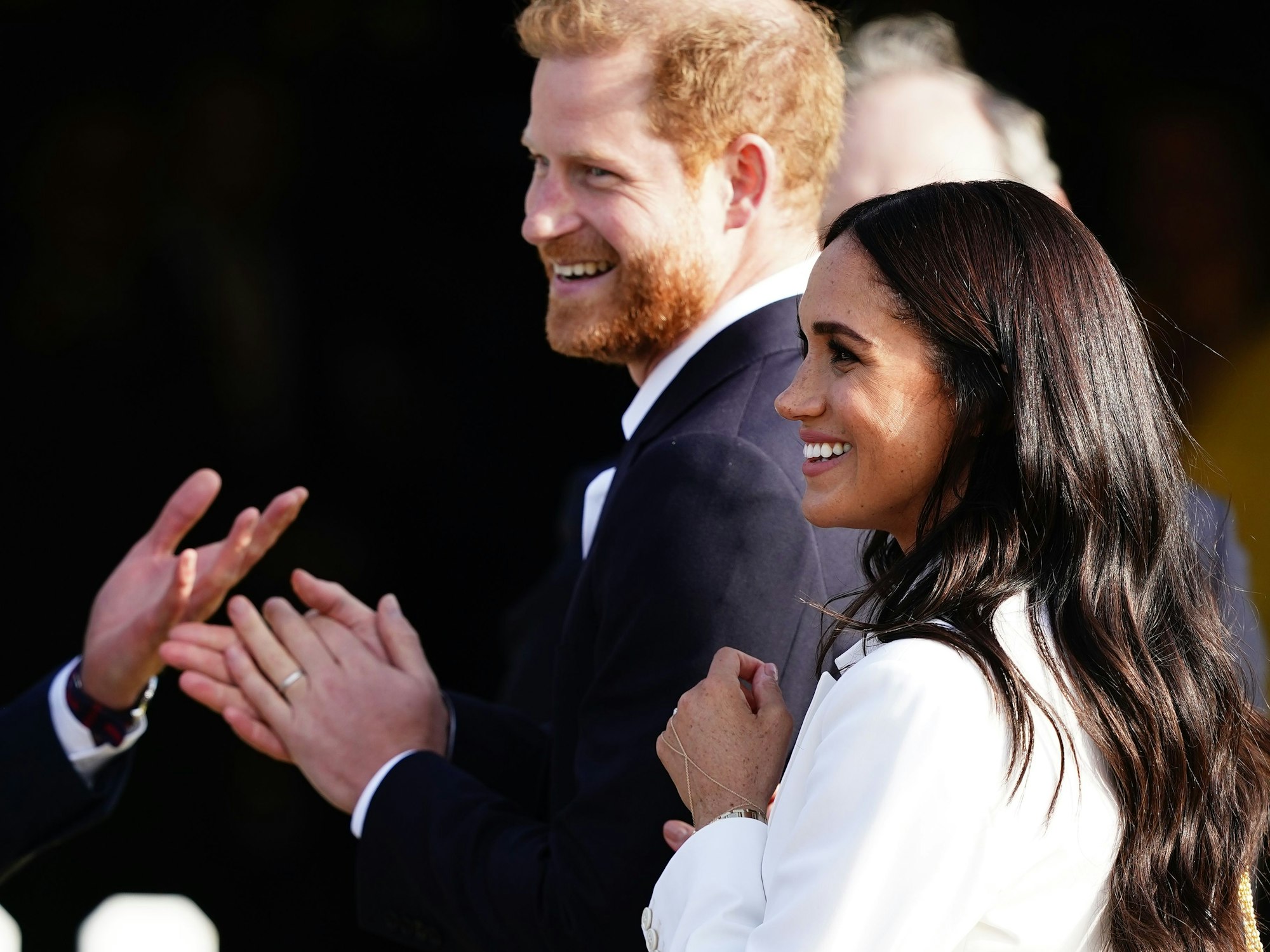 Prinz Harry und Herzogin Meghan lachen.