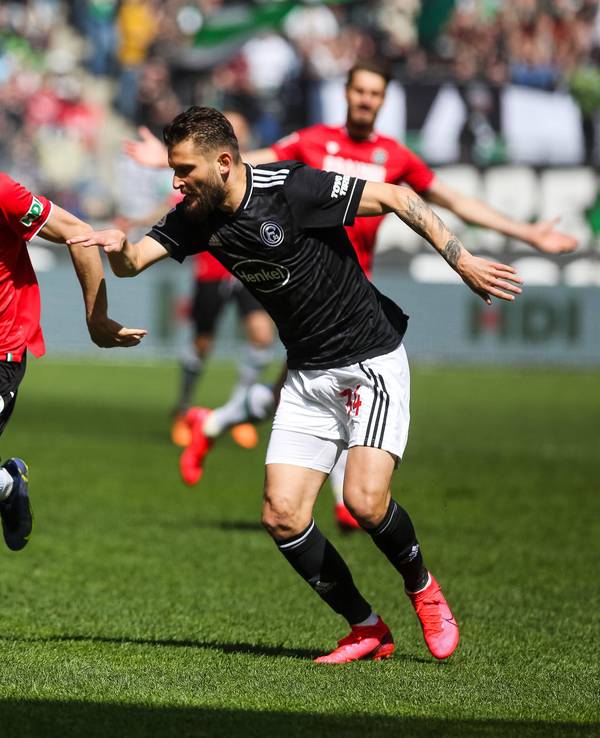 Sebastian Stolze von Hannover 96 im Duell mit Nicolas Gavory von Fortuna Düsseldorf.