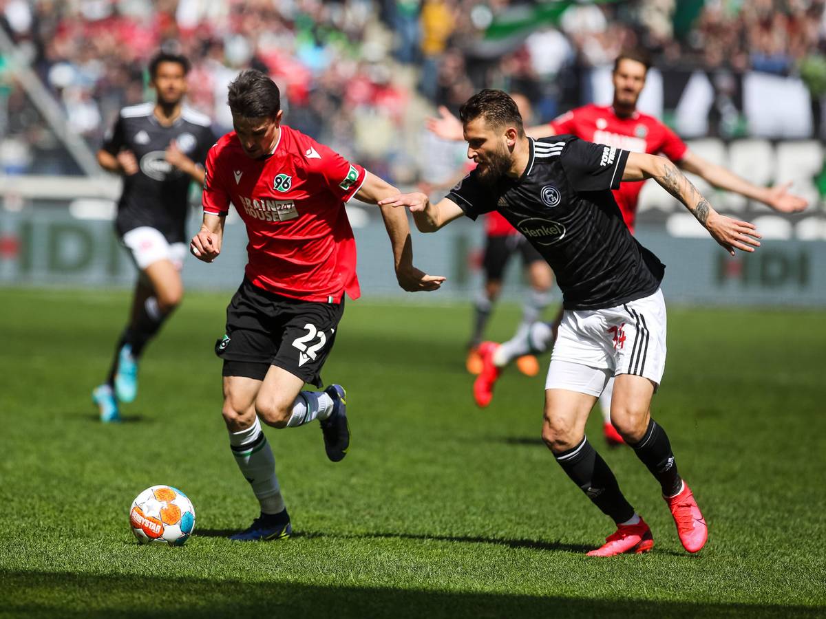 Sebastian Stolze von Hannover 96 im Duell mit Nicolas Gavory von Fortuna Düsseldorf.