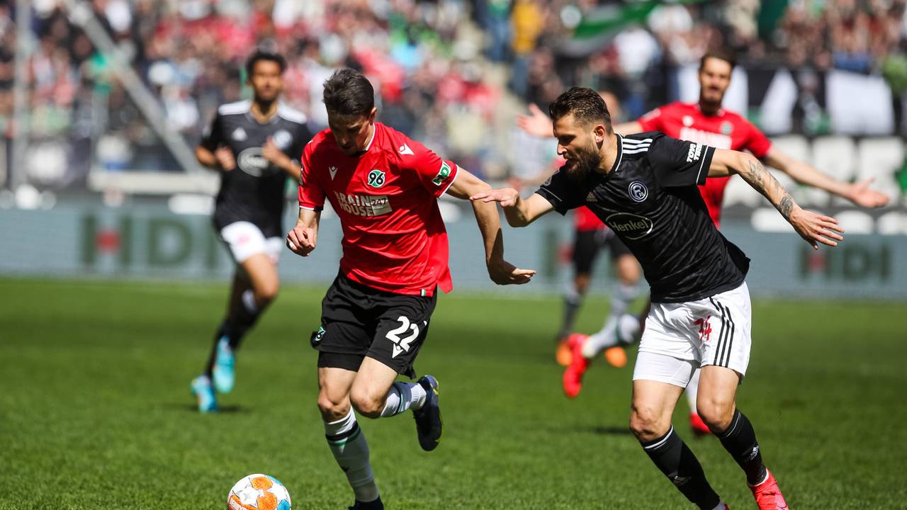 Sebastian Stolze von Hannover 96 im Duell mit Nicolas Gavory von Fortuna Düsseldorf.