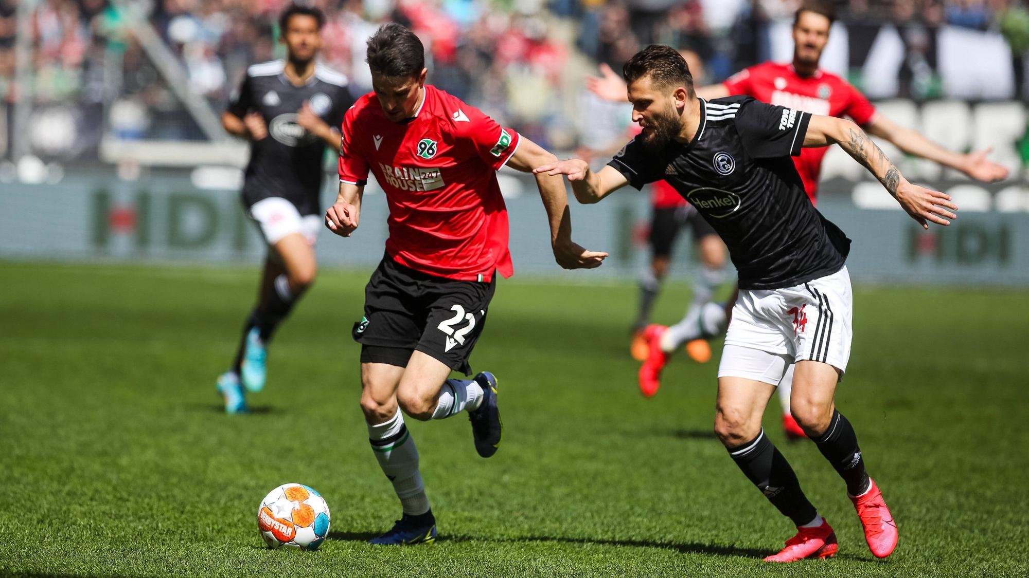 Sebastian Stolze von Hannover 96 im Duell mit Nicolas Gavory von Fortuna Düsseldorf.