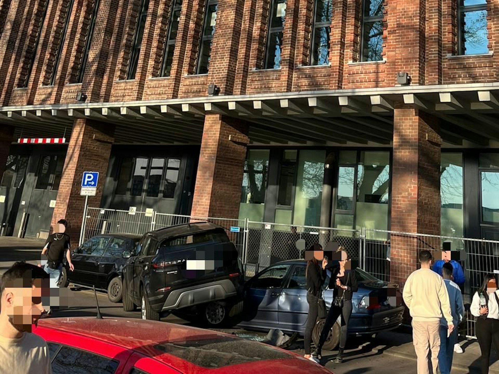 Unfall am Kölner Tanzbrunnen: Range Rover kommt auf geparktem BMW zum Stehen.