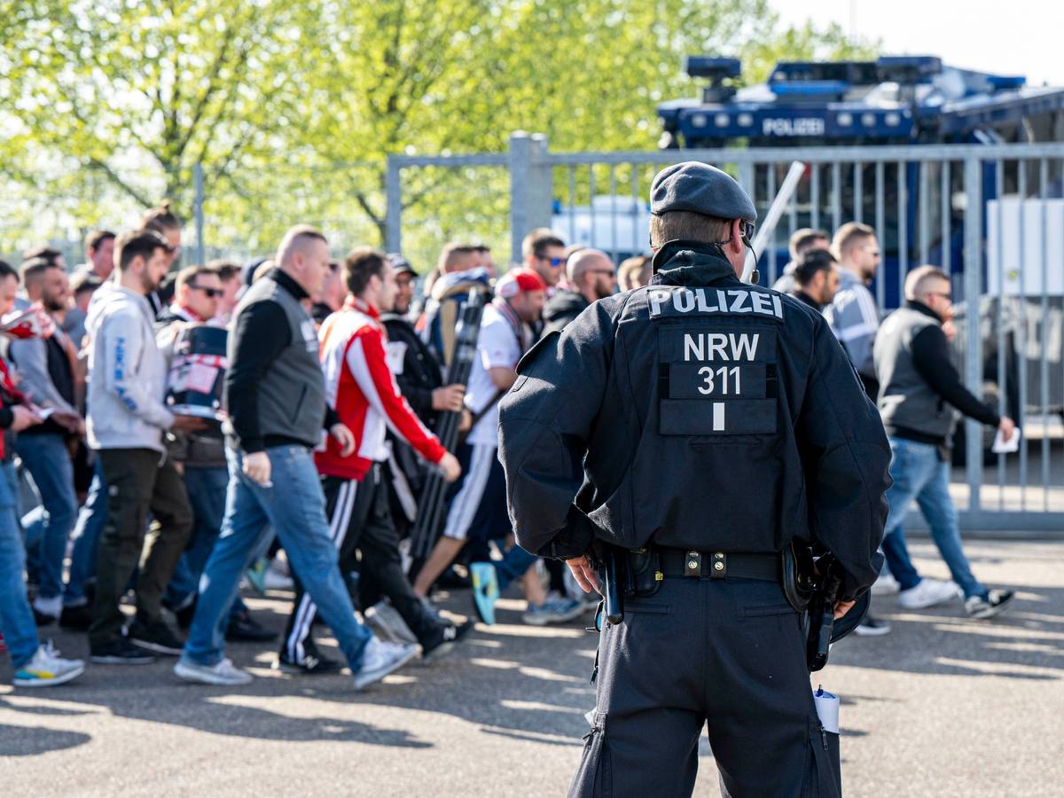 Fans des 1. FC Köln laufen zum Gladbacher Borussia-Park
