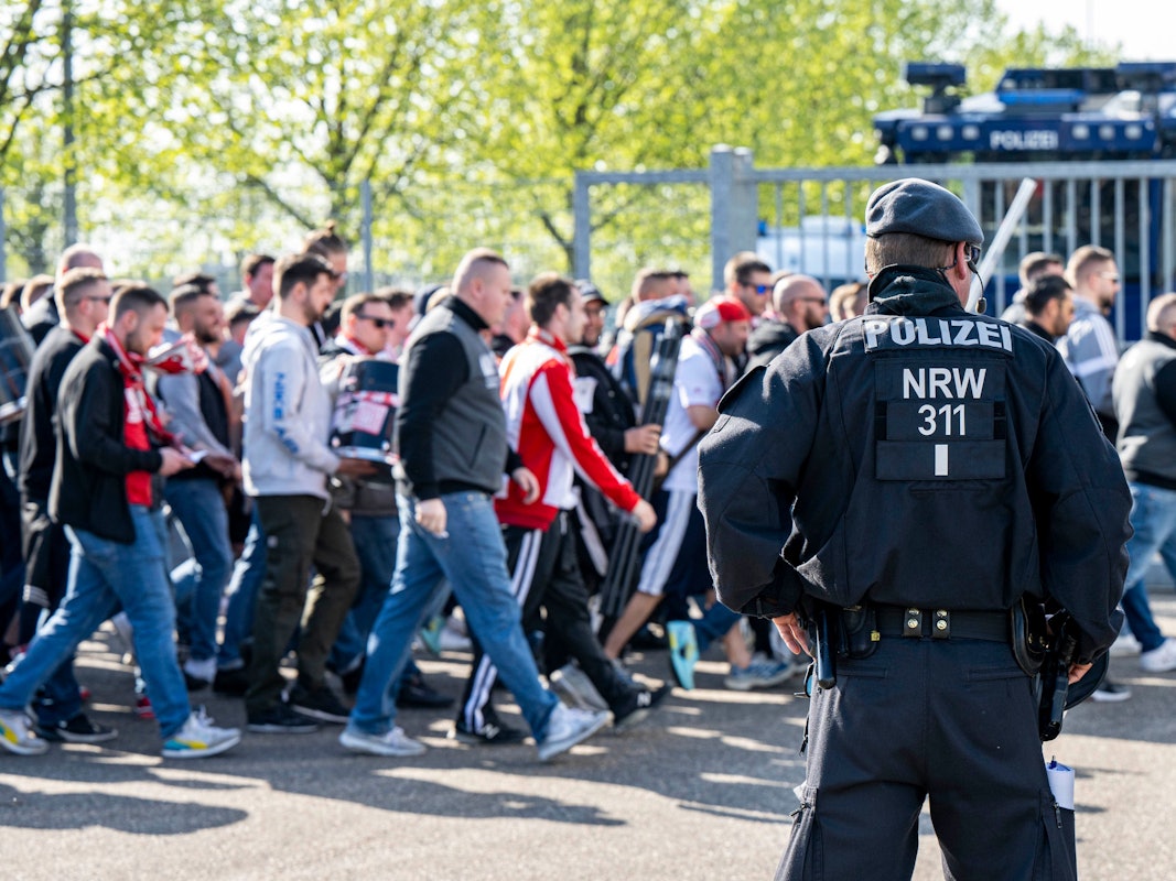 Fans des 1. FC Köln laufen zum Gladbacher Borussia-Park