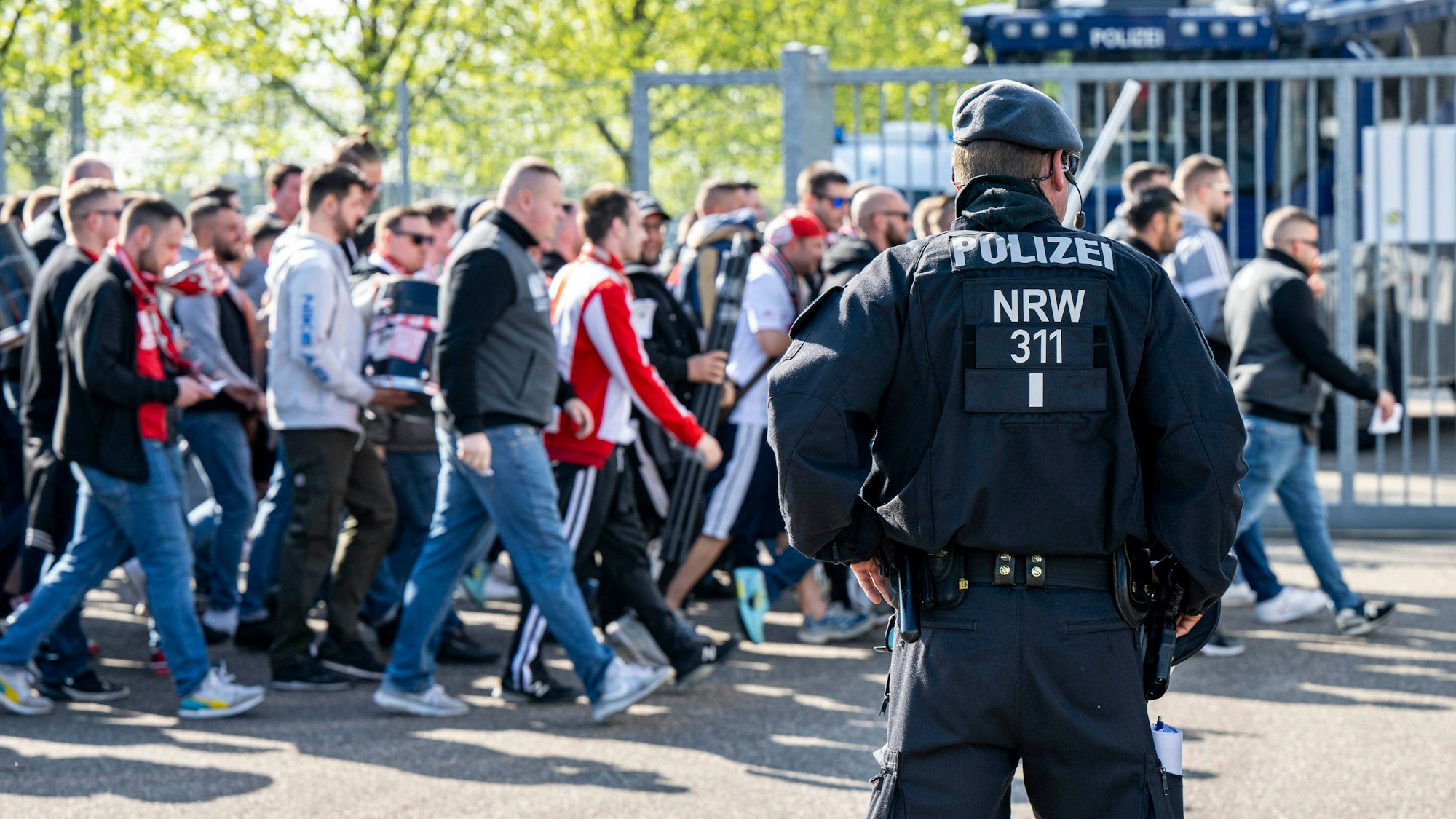 Fans des 1. FC Köln laufen zum Gladbacher Borussia-Park