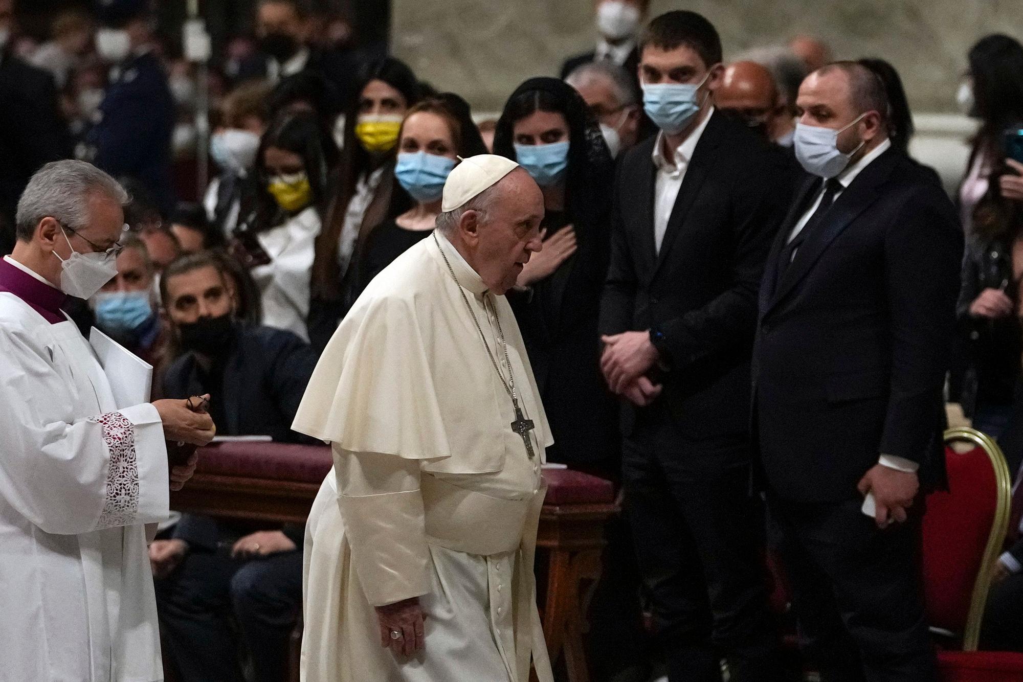 Papst Franziskus (M) während der Messfeier zur Osternacht im Petersdom. Hinter ihm steht Iwan Fedorow (2.v.r), Bürgermeister von Melitopol.