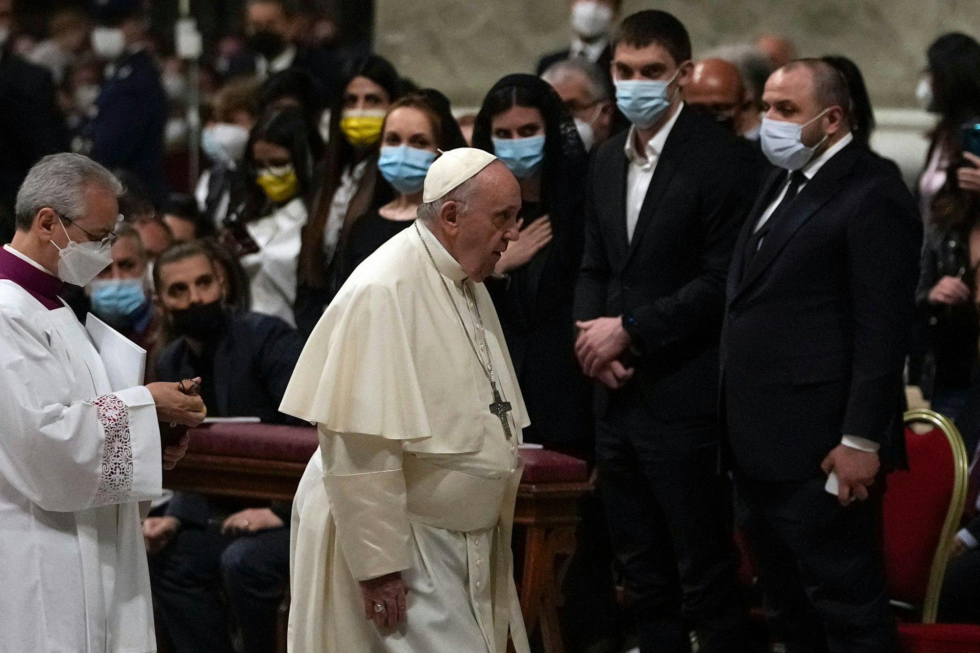 Papst Franziskus (M) während der Messfeier zur Osternacht im Petersdom. Hinter ihm steht Iwan Fedorow (2.v.r), Bürgermeister von Melitopol.