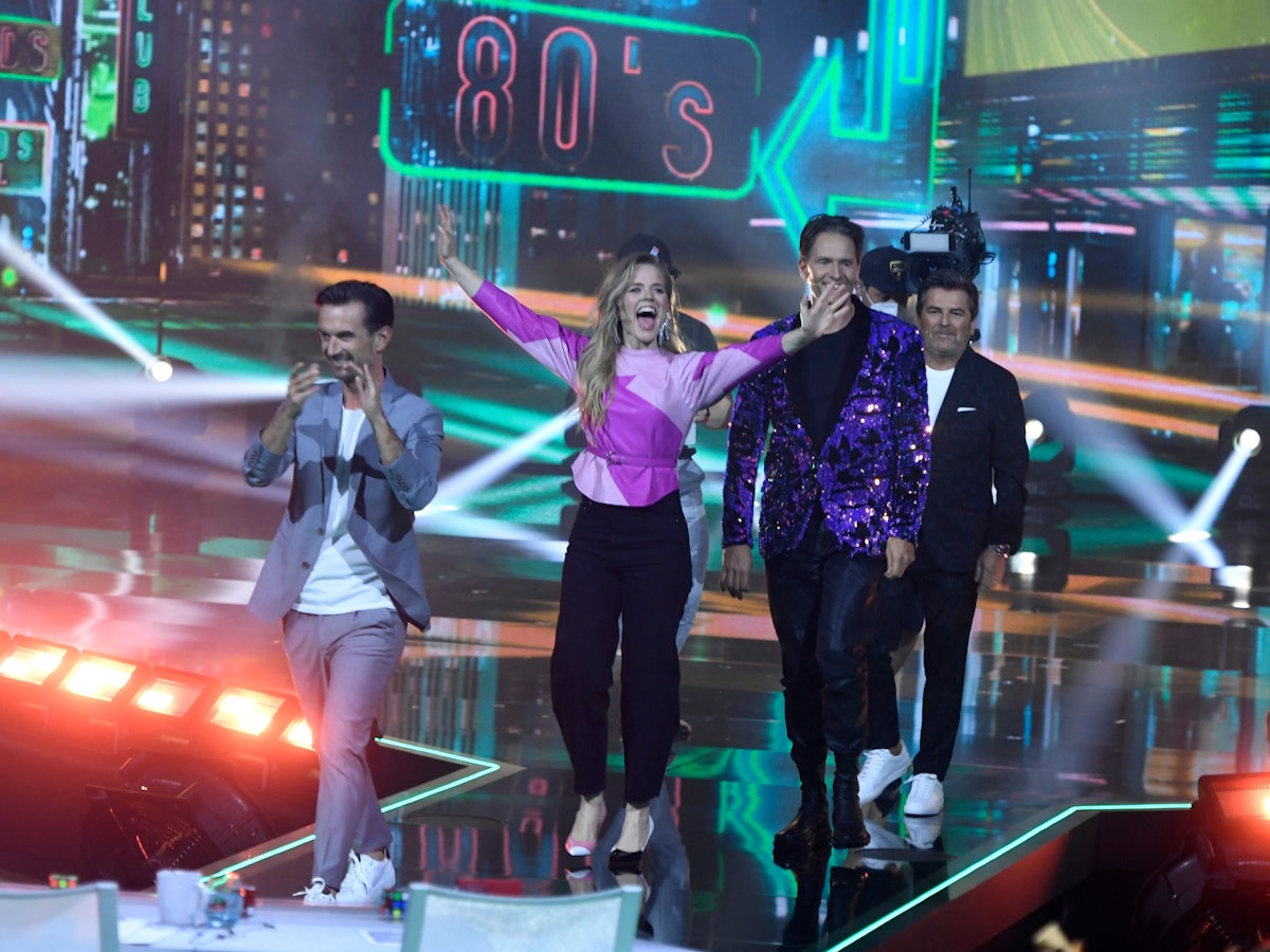 Florian Silbereisen, Ilse DeLange und Toby Gad empfangen Gastjuror Thomas Anders bei der erste Live-Show der 19. Staffel der RTL-Castingshow „Deutschland sucht den Superstar“ (DSDS) am 16. April 2022 in Köln.