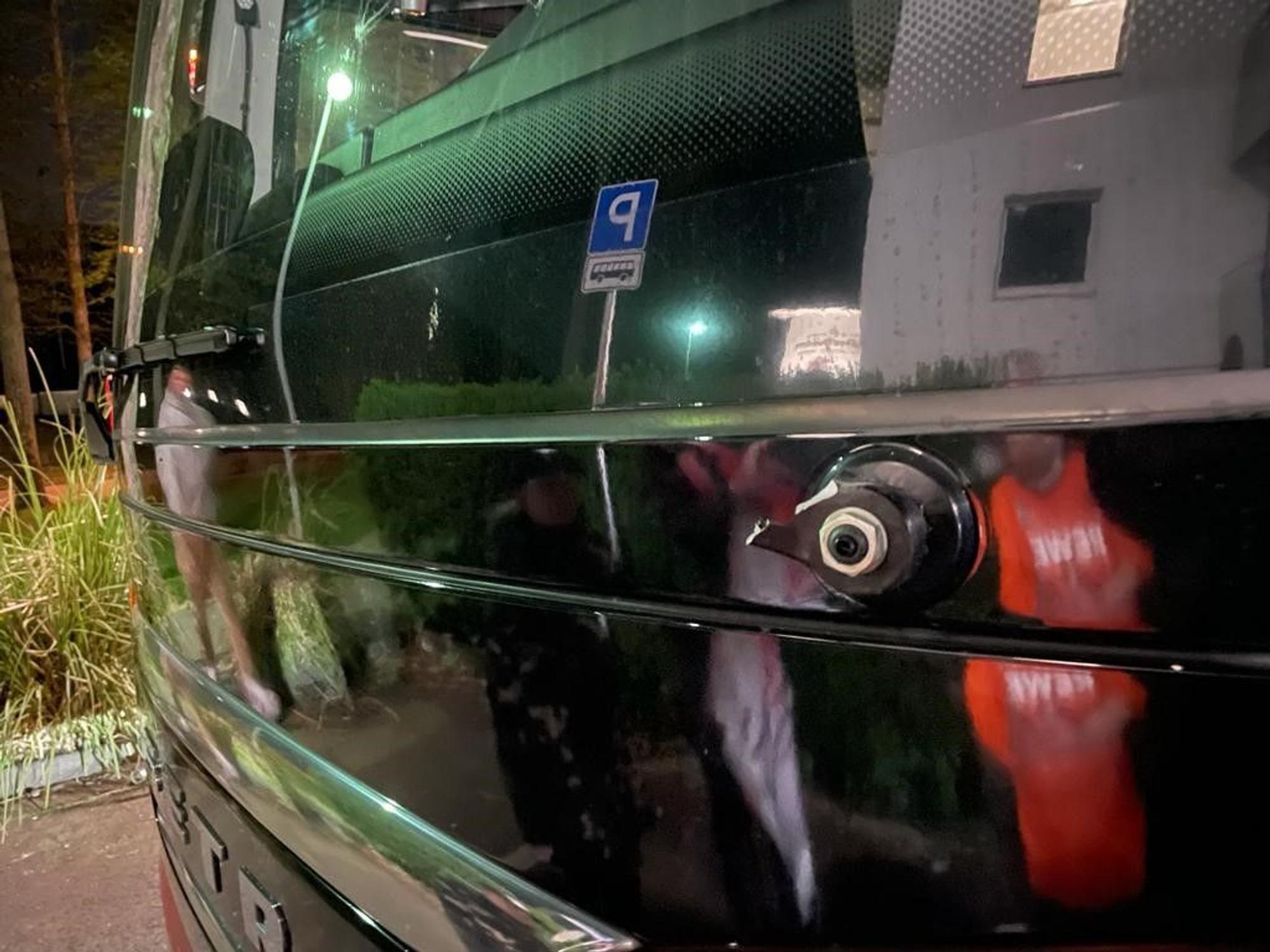 Der ramponierte Mannschaftsbus vom 1. FC Köln