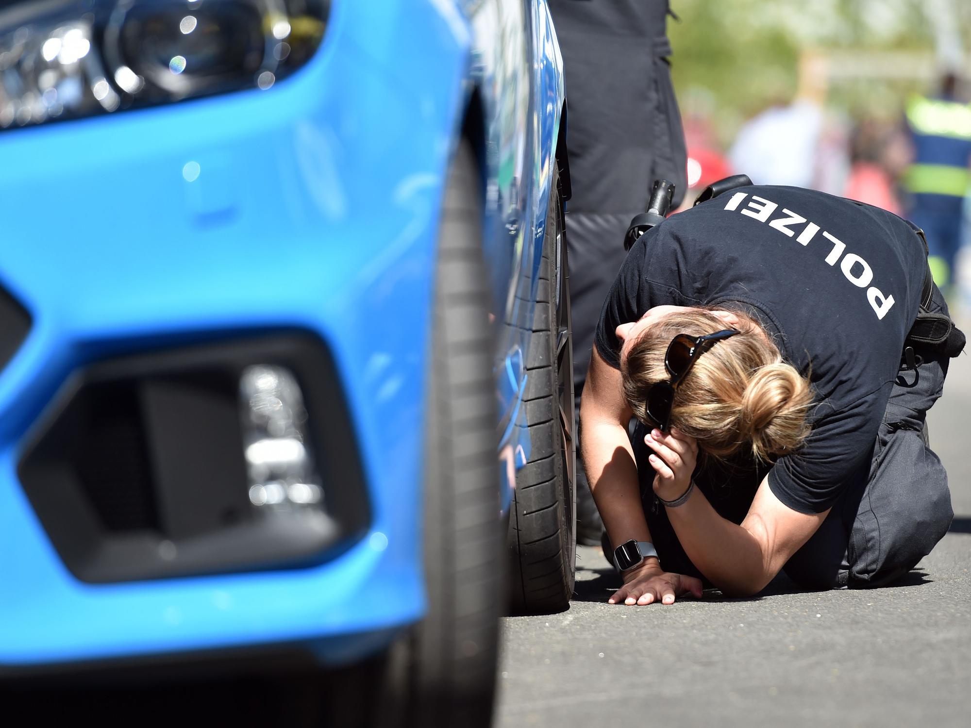 Eine Polizistin kontrolliert am „Car-Freitag“ im April 2019 die Reifen bei einem getunten Auto.