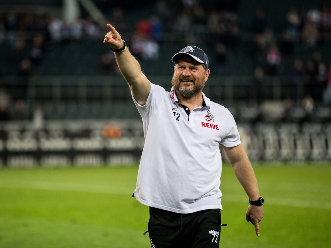 Steffen Baumgart zeigt nach dem Derby-Sieg in Richtung Kurve des 1. FC Köln.