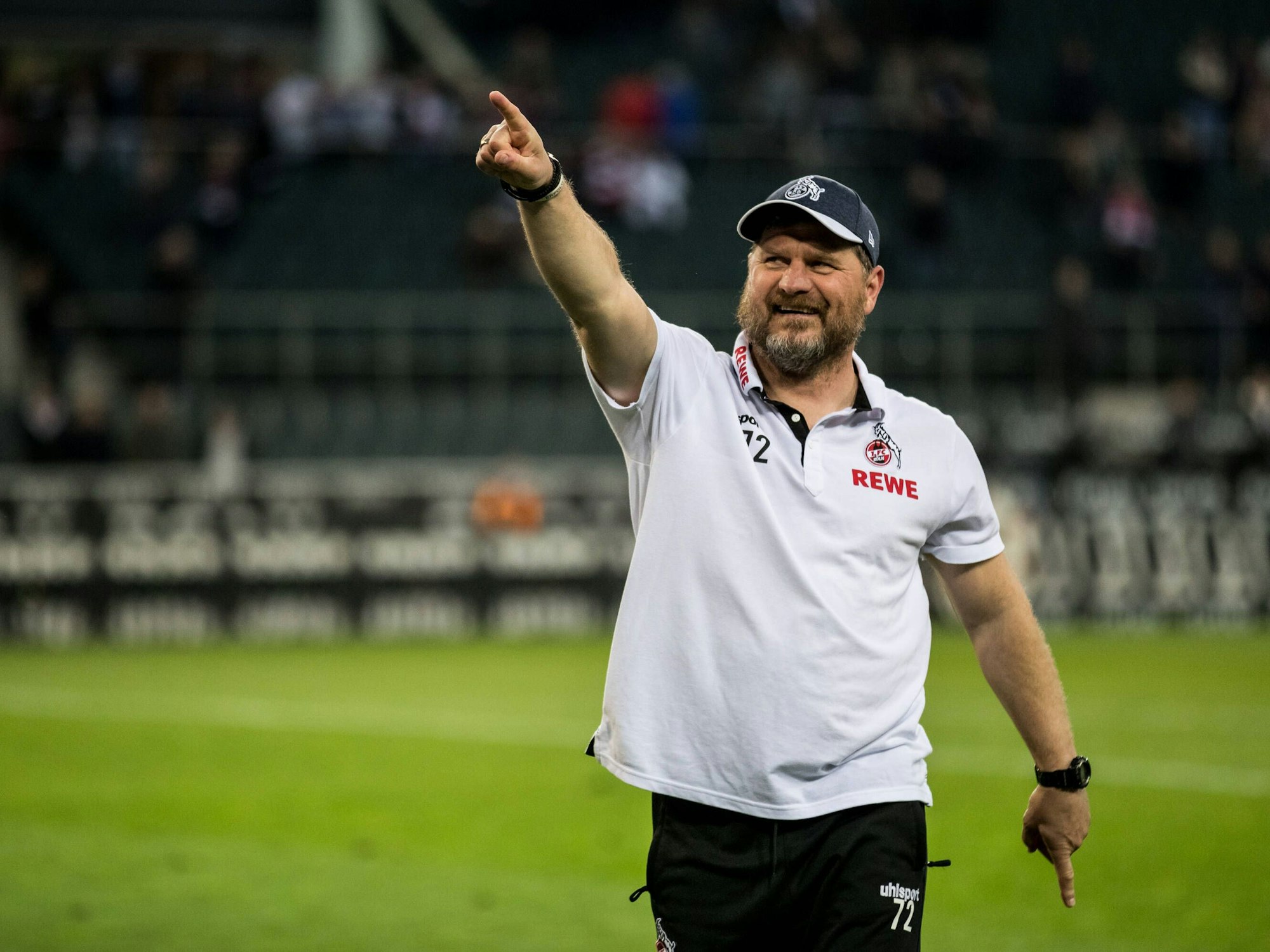 Steffen Baumgart zeigt nach dem Derby-Sieg in Richtung Kurve des 1. FC Köln.