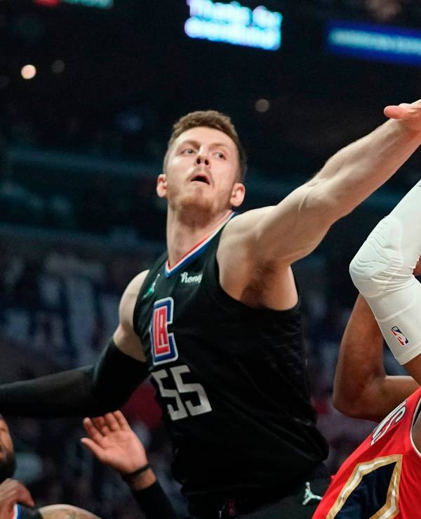 Isaiah Hartenstein hier im Duell mit Devonte' Graham