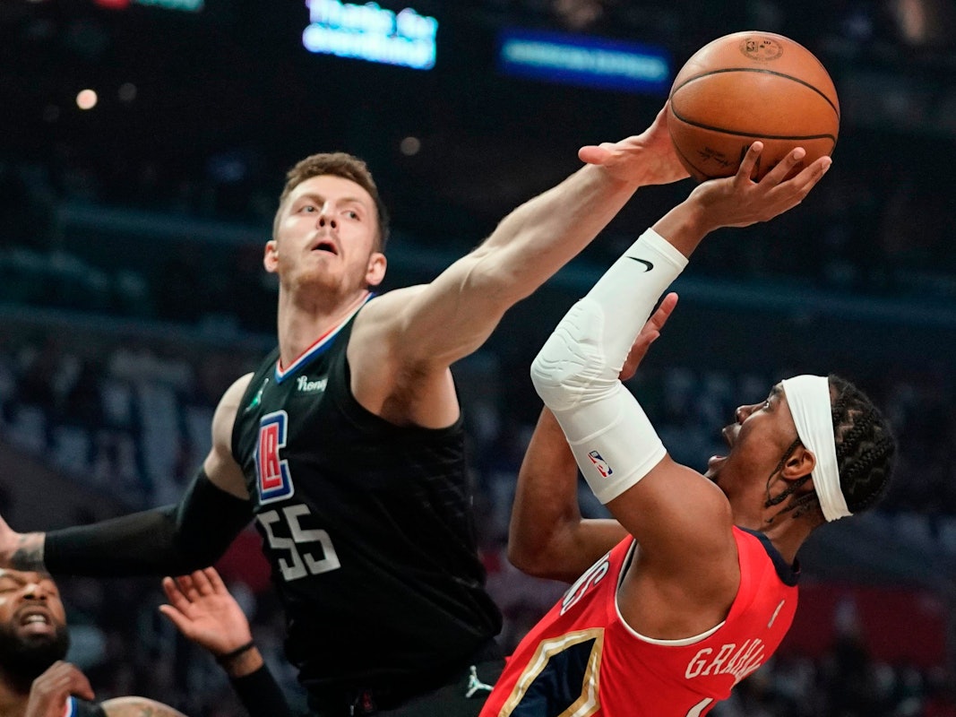 Isaiah Hartenstein hier im Duell mit Devonte' Graham