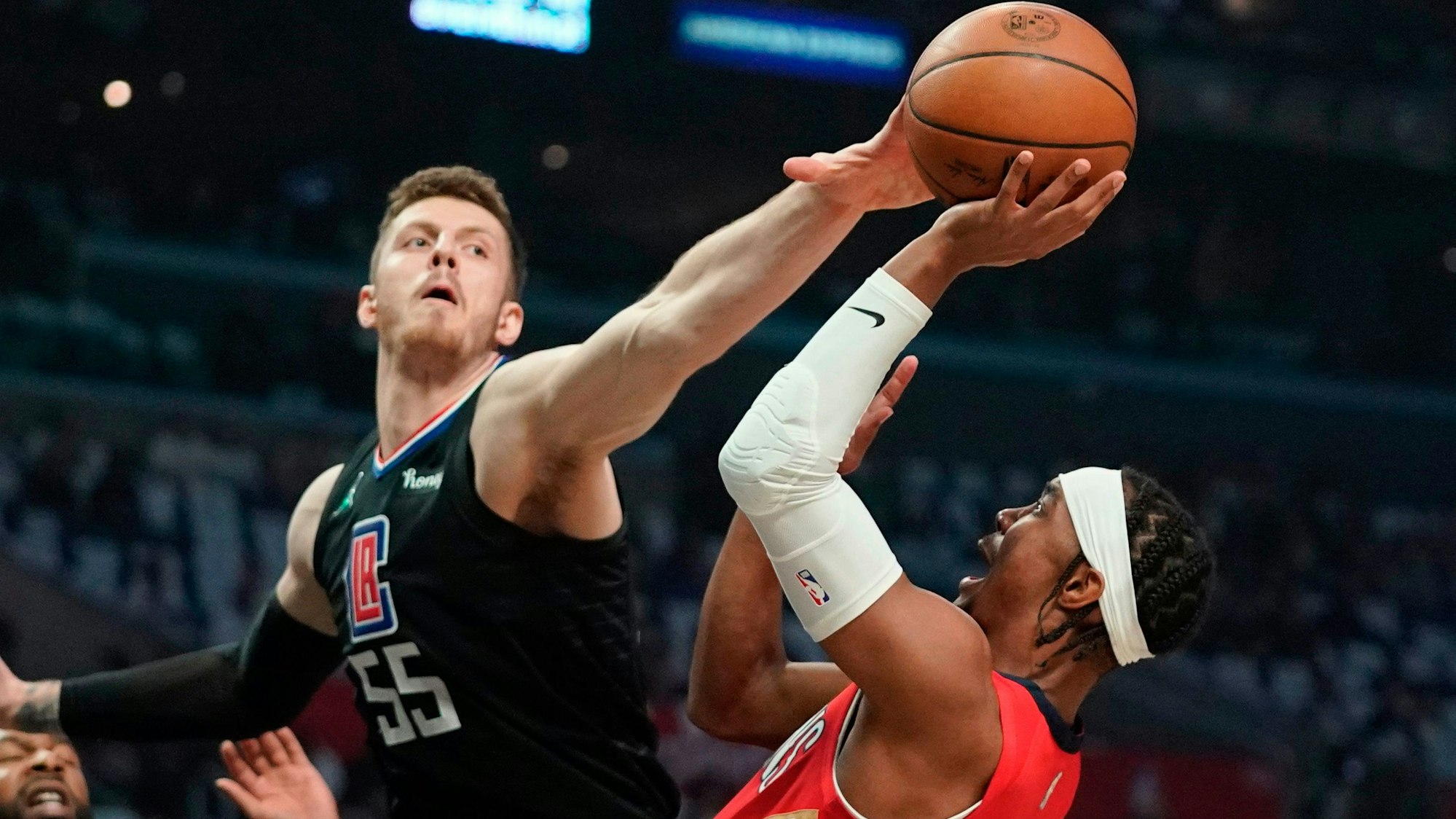 Isaiah Hartenstein hier im Duell mit Devonte' Graham