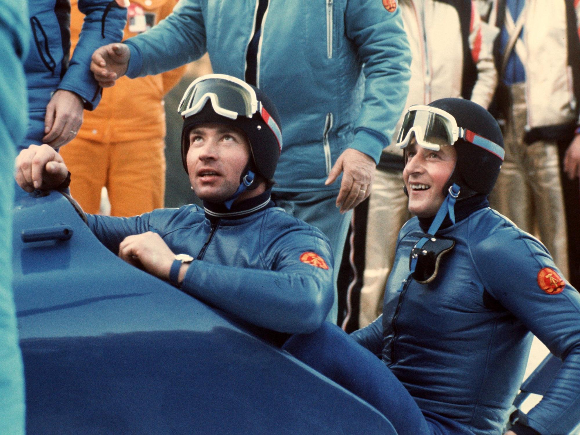 Blick in die Sport-Geschichte: Meinhard Nehmer (links) und Bernhard Germeshausen, aufgenommen bei den Olympischen Winterspielen im österreichischen Innsbruck mit ihrem Bob DDR II (Archivbild vom Februar 1976).