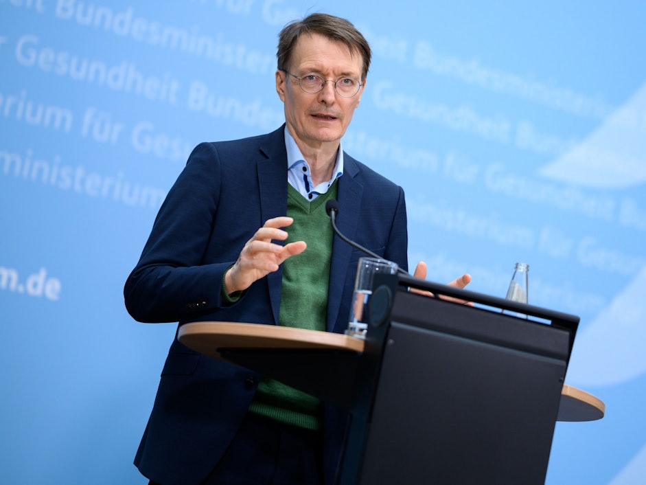 Bundesgesundheitsminister Karl Lauterbach, hier im März 2022, geht davon aus, dass es im September einen neuen Impfstoff gibt.